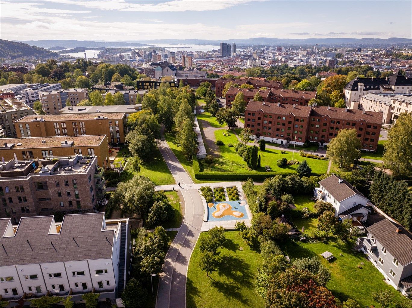 Området er for øvrig kjent for sin skjermede og tilbaketrukne beliggenhet sentralt i Oslo med flotte parkanlegg, lekeplasser, fotballbane, basketballbane og skøytebane