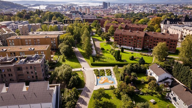 Området er for øvrig kjent for sin skjermede og tilbaketrukne beliggenhet sentralt i Oslo med flotte parkanlegg, lekeplasser, fotballbane, basketballbane og skøytebane