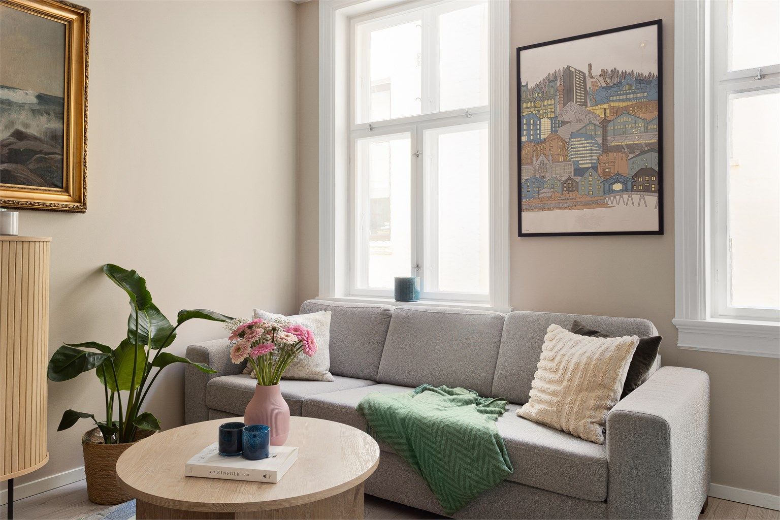 Leiligheten er i en klassisk bygård fra 1895 og har en arealeffektiv planløsning med god takhøyde. 