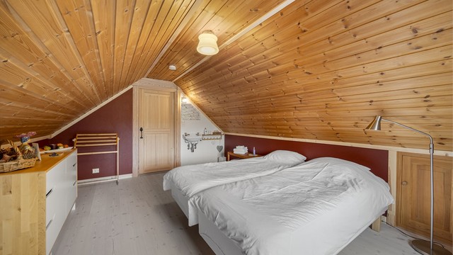 Begge soverommene på loftet har heltre gulv og panel i taket.