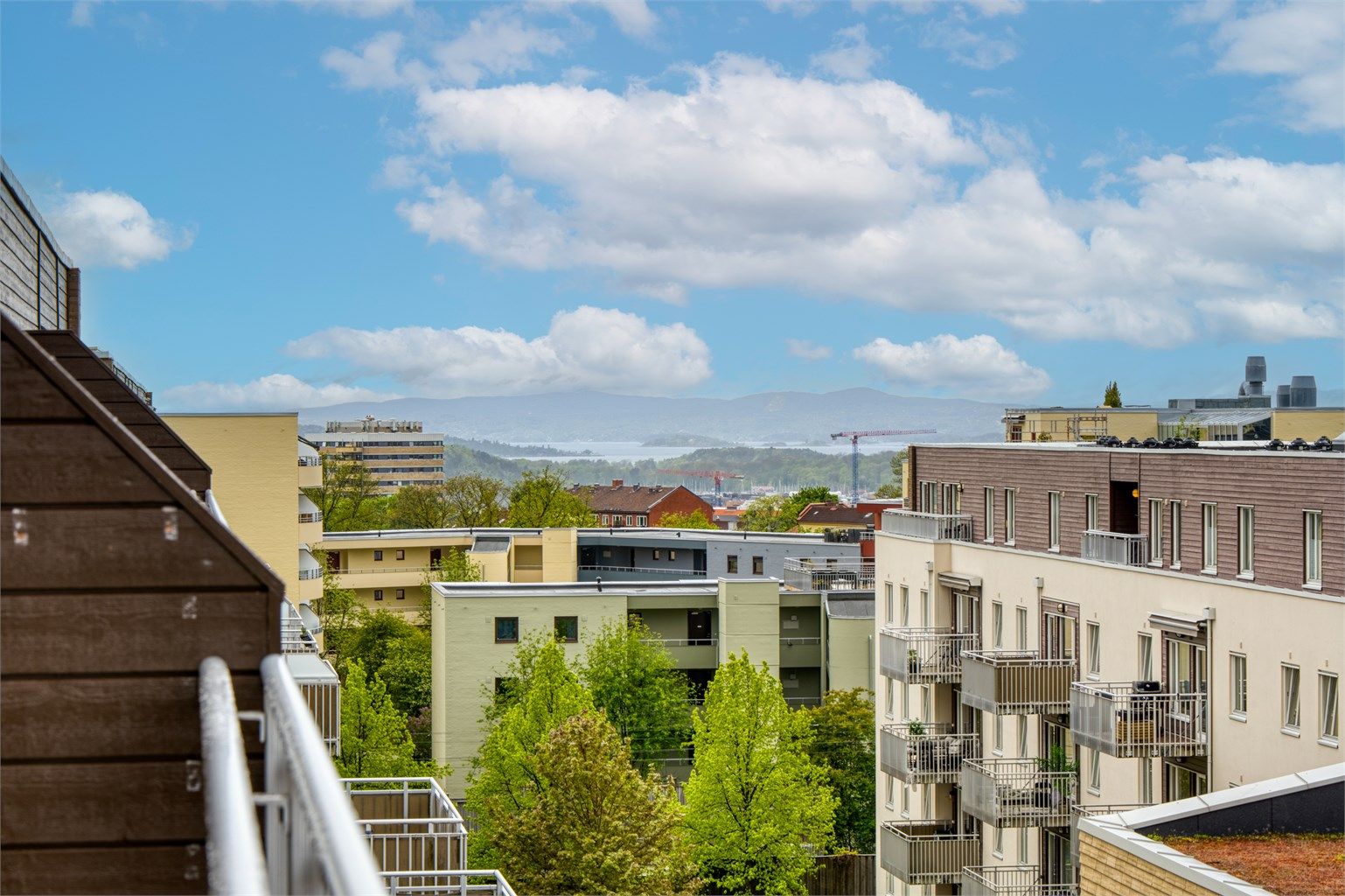 En gjennomgående og innholdsrik 4-roms toppleilighet med gode muligheter til å skape et hjem etter eget behov og ønske. Foto: Foto: Martine Eren studio 