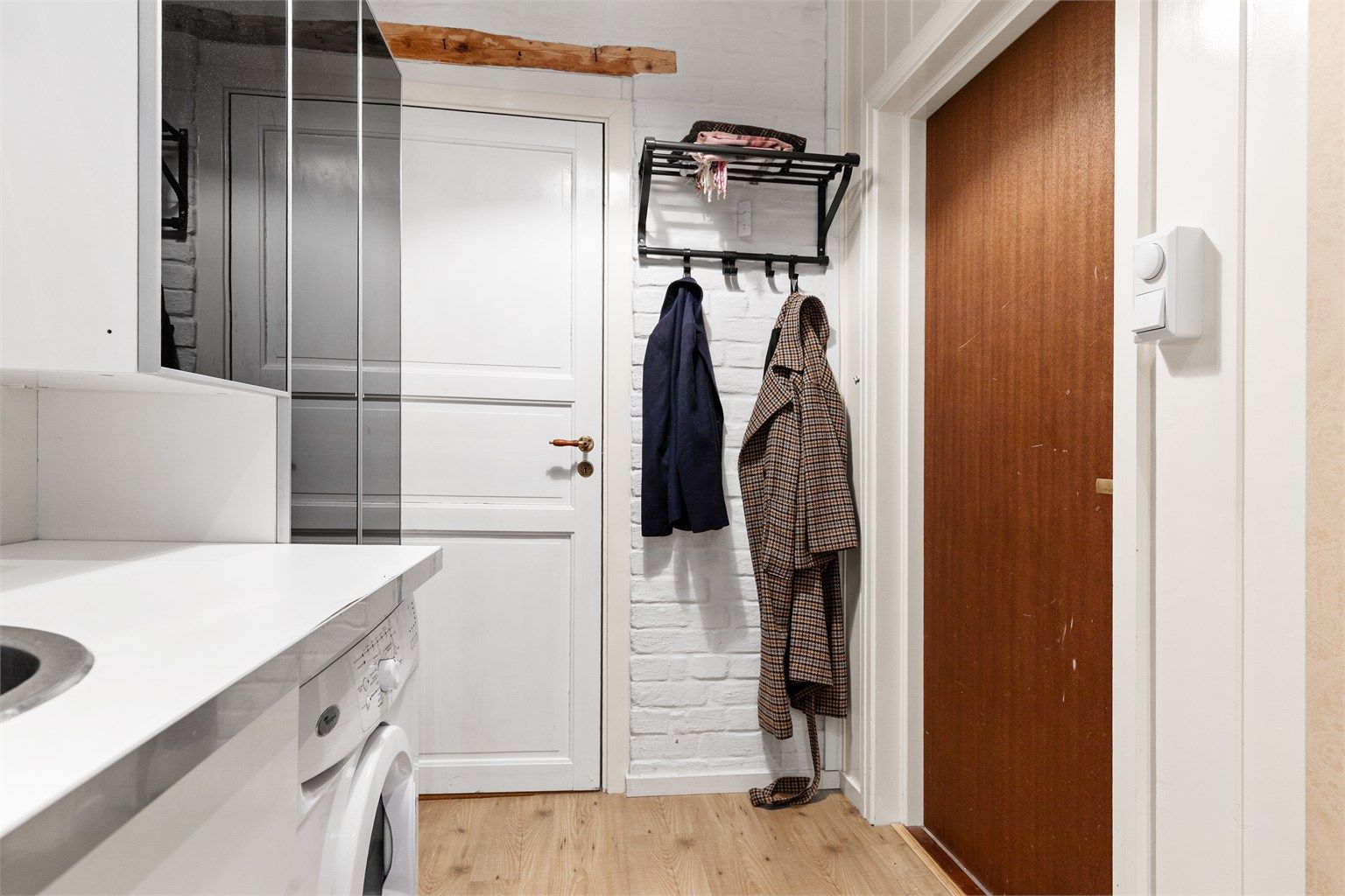 Hybeldel med tilgang fra kjøkkenet og med egen inngang fra oppgangen.