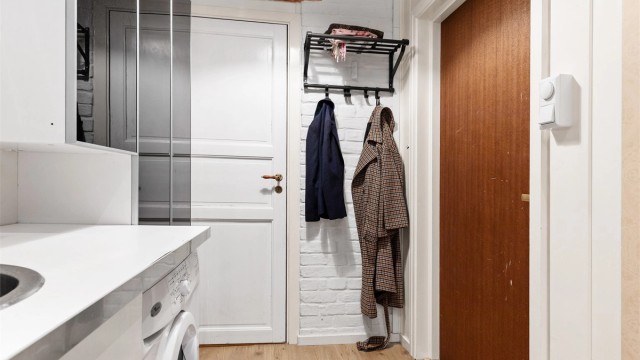 Hybeldel med tilgang fra kjøkkenet og med egen inngang fra oppgangen.