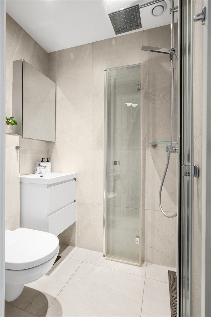 Delikate fliser på gulv og vegger, samt innfelte downlights i himlingen.