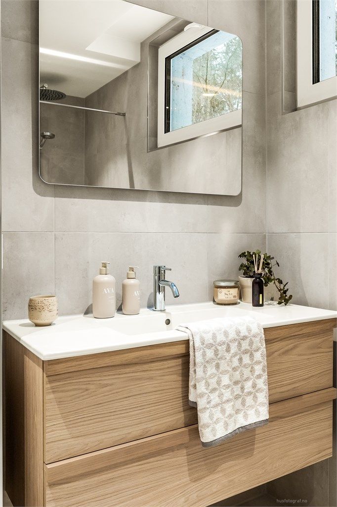 Badet er nytt fra 2026, med en moderne innredning og heldekkende servant.