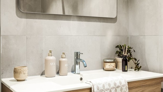 Badet er nytt fra 2026, med en moderne innredning og heldekkende servant.