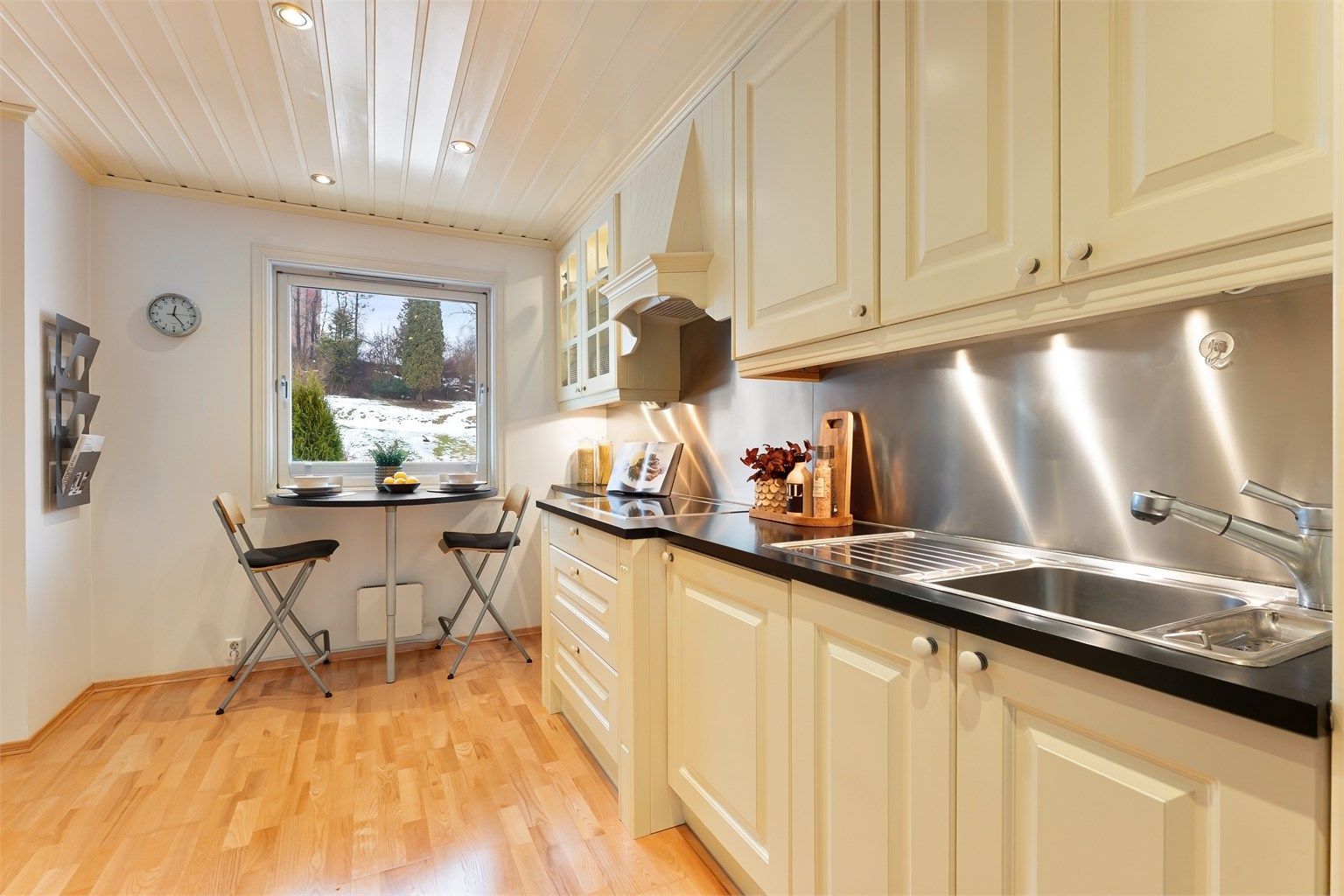 Fra kjøkkenet er det direkte utgang til en egen terrasse på 4 m², perfekt for morgenkaffen.