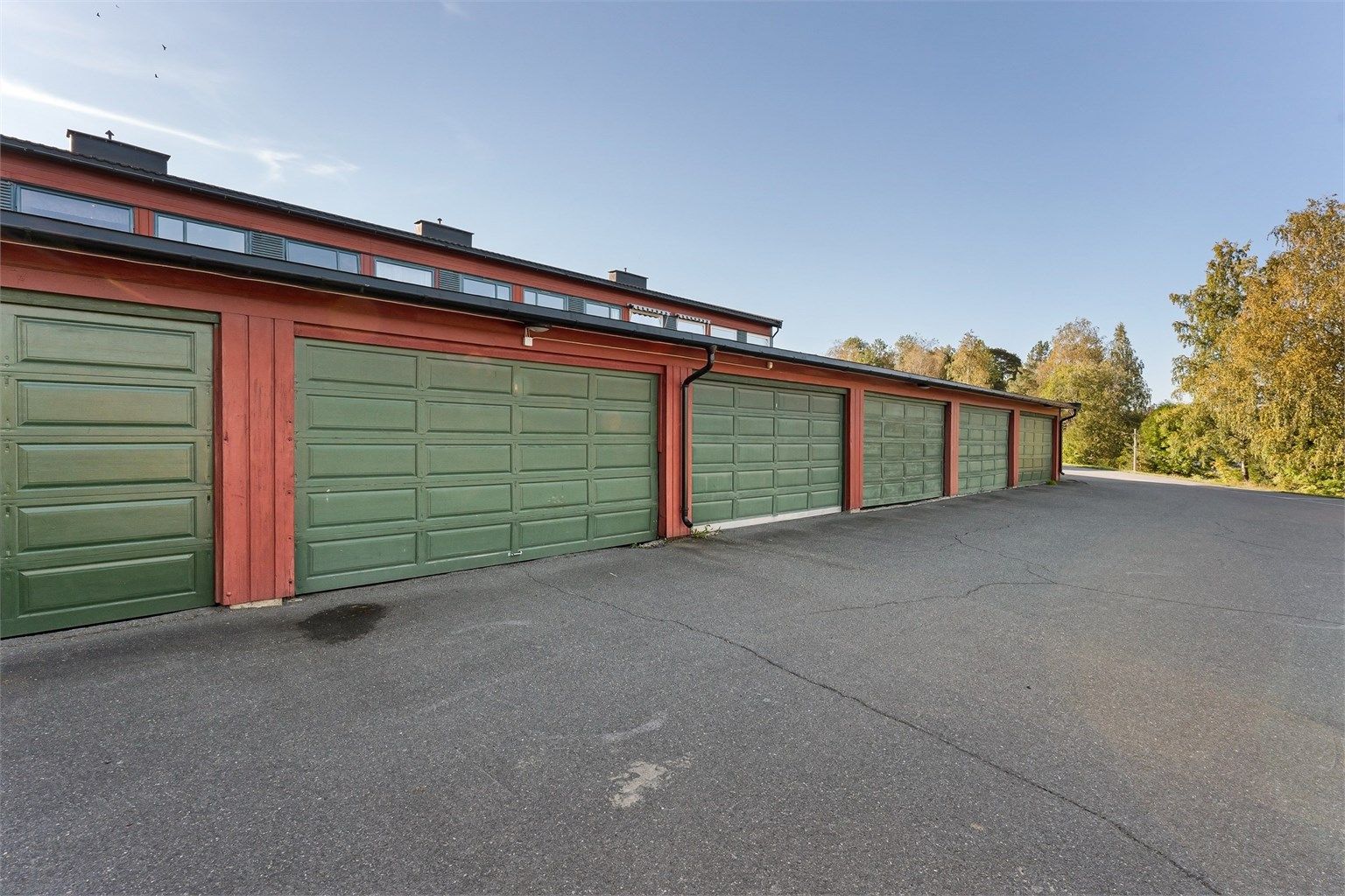 Med boligen følger bruksrett til én garasjeplass