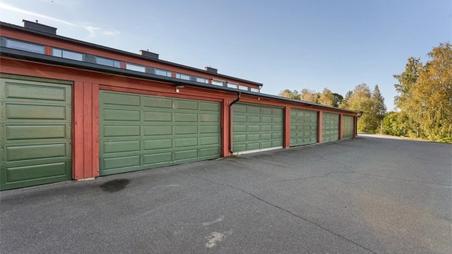 Med boligen følger bruksrett til én garasjeplass