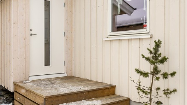 Inngangspartiet ble bygget inn og fikk ny entredør i 2025 i forbindelse med utbedring av murvegg.