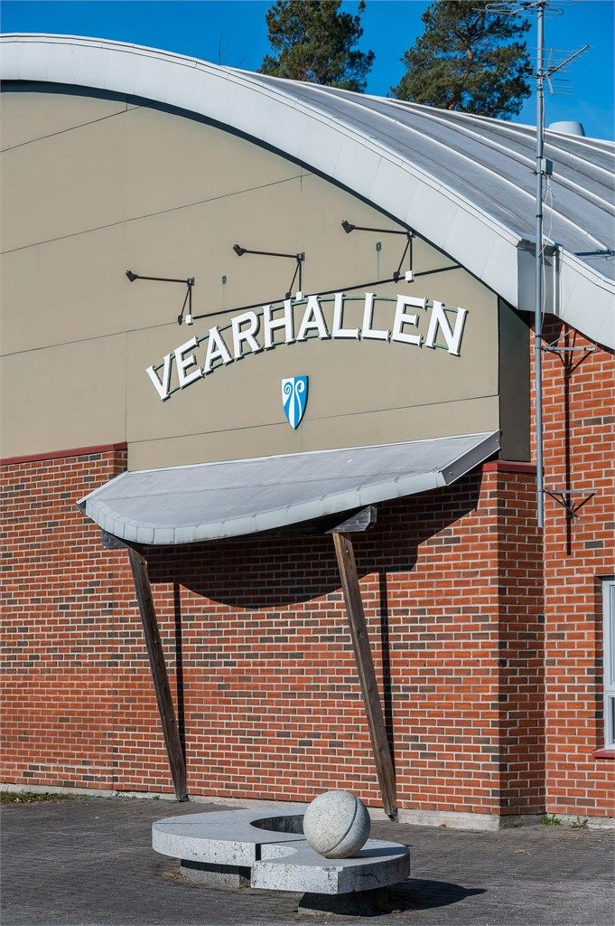 Det er også kort vei til en rekke fritidstilbud, inkludert golfbaner og idrettshaller, samt muligheter for både friluftsliv og andre aktiviteter. 