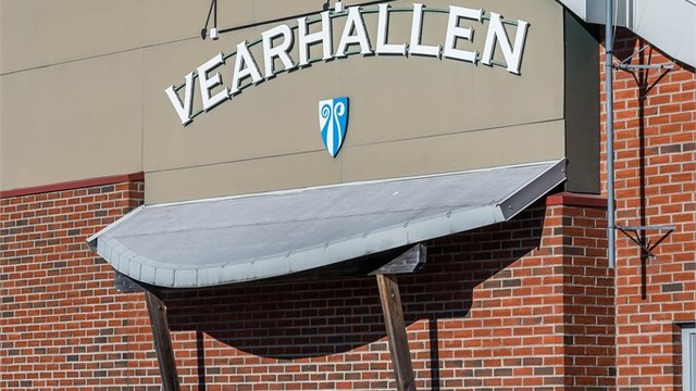 Det er også kort vei til en rekke fritidstilbud, inkludert golfbaner og idrettshaller, samt muligheter for både friluftsliv og andre aktiviteter.