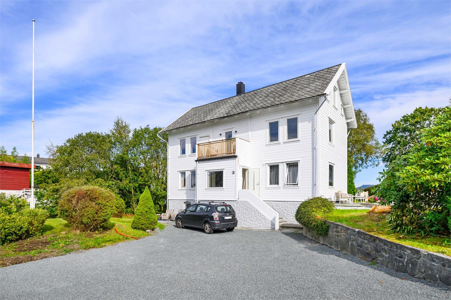 Leiligheten går over de 2 øverste etasjene i bygget. Det er totalt 2 leiligheter i boligen. Det medfølger 2 parkeringsplasser. 