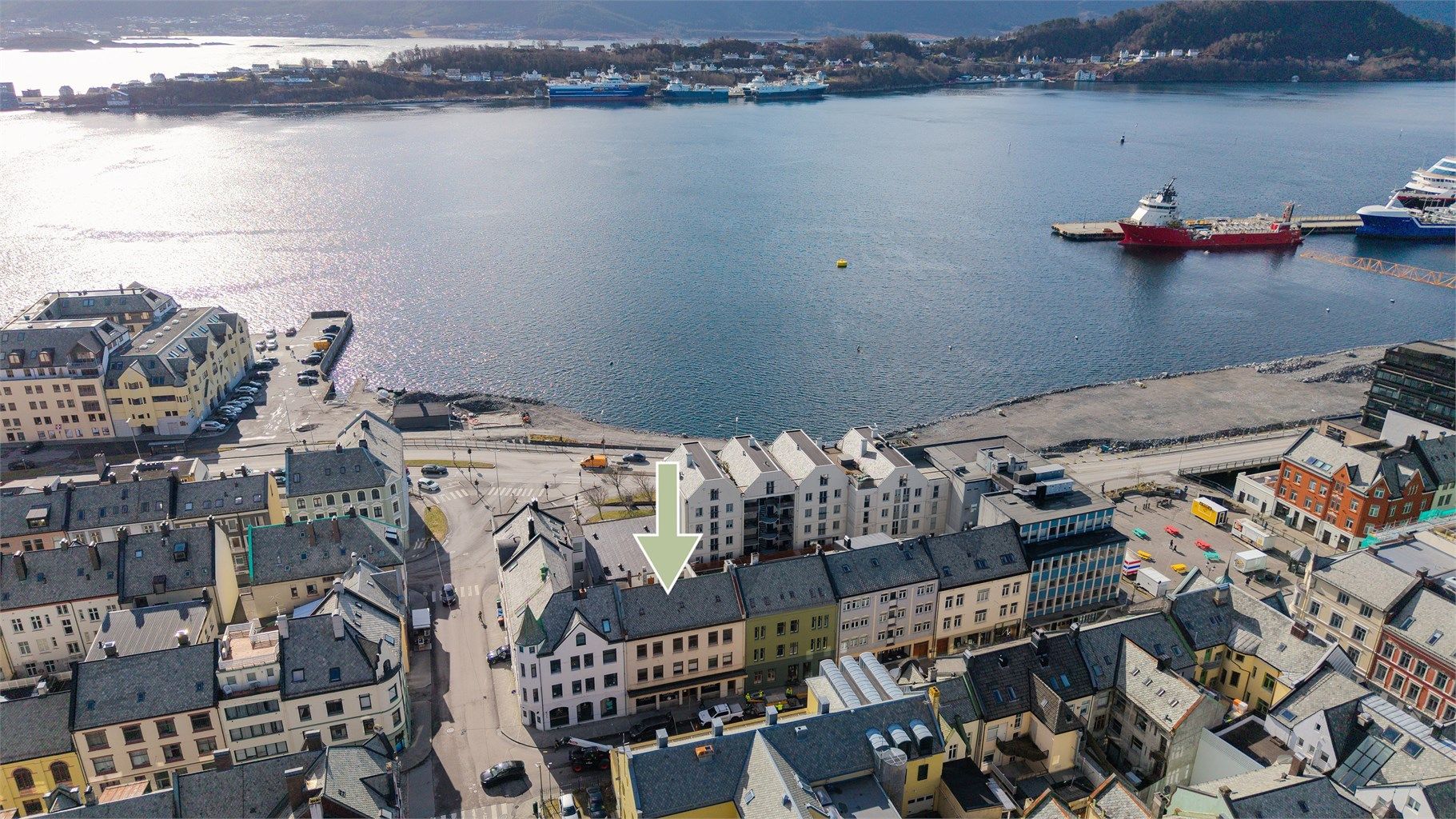 Eiendommen har en svært sentral beliggenhet i Ålesund, med gangavstand til alle sentrumsfunksjoner, butikker, kafeer og det yrende bylivet.