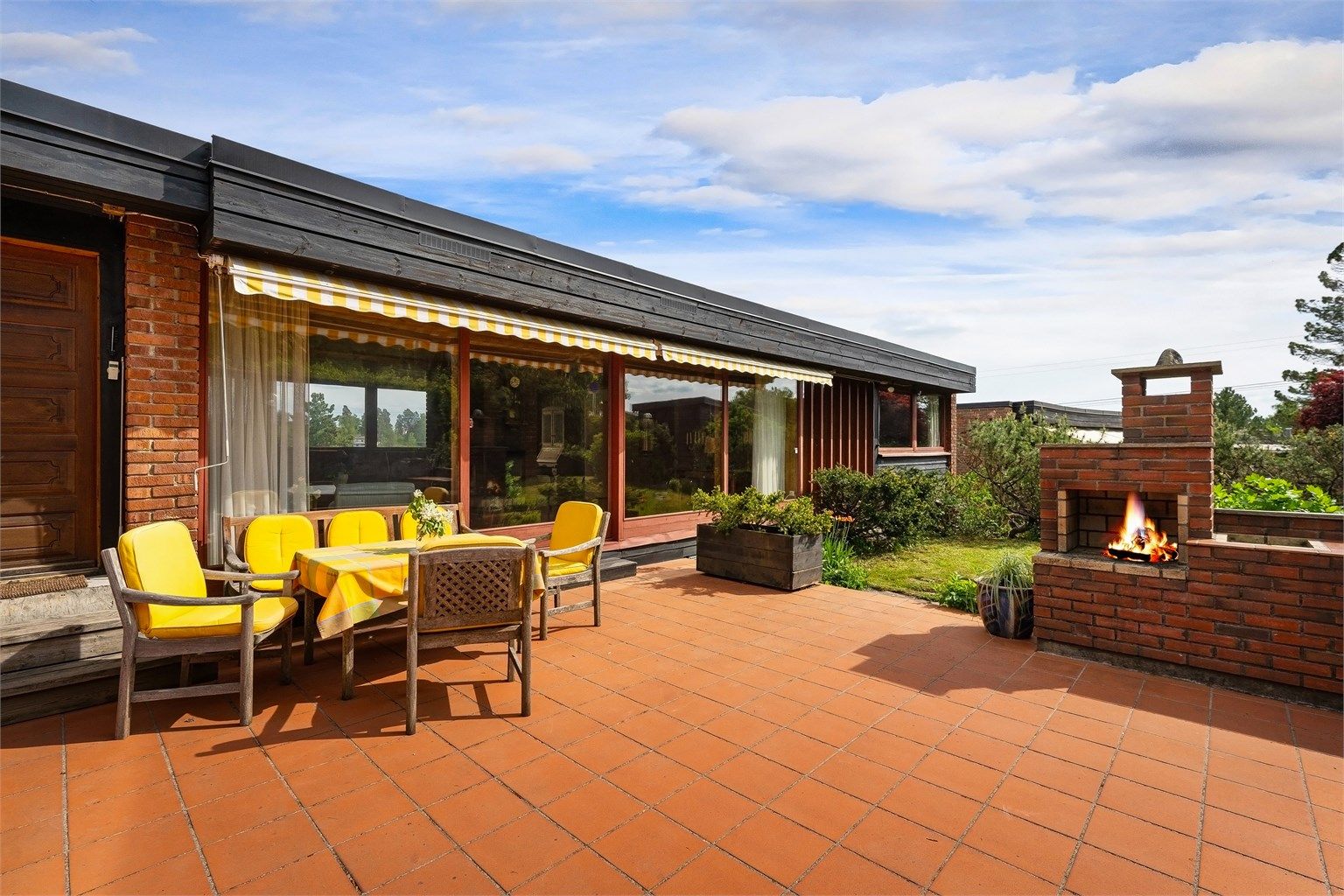 Vestvendt hage med stor terrasse på ca. 45 m² med utepeis og hageadkomst