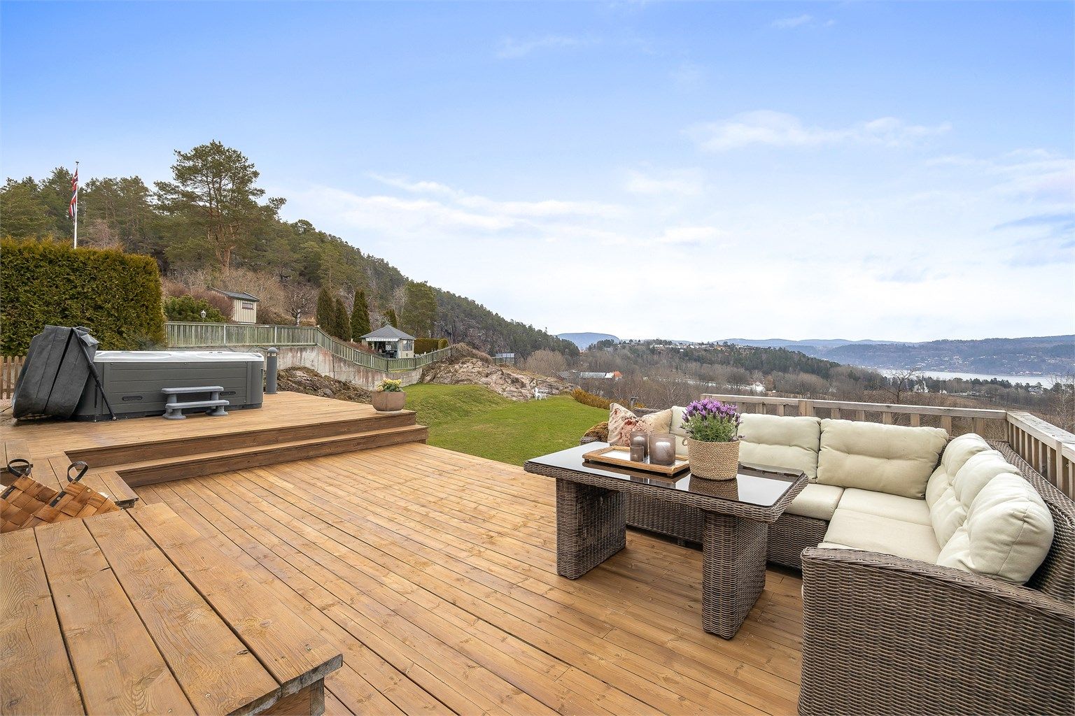 Den store tomten er opparbeidet med plenarealer, diverse beplantning og en romslig gårdsplass. Del av terrasse er ikke byggemeldt.