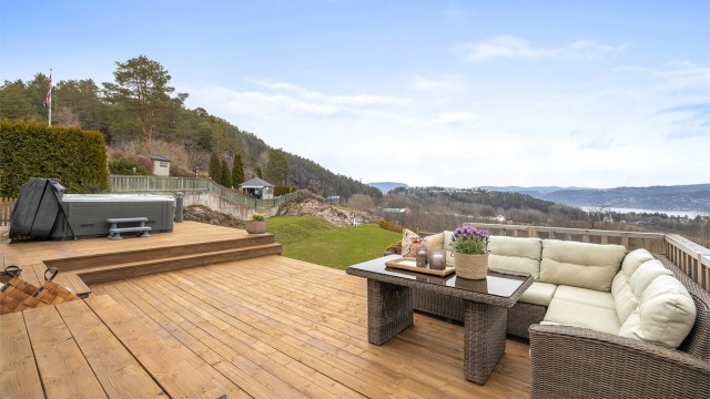 Den store tomten er opparbeidet med plenarealer, diverse beplantning og en romslig gårdsplass. Del av terrasse er ikke byggemeldt.