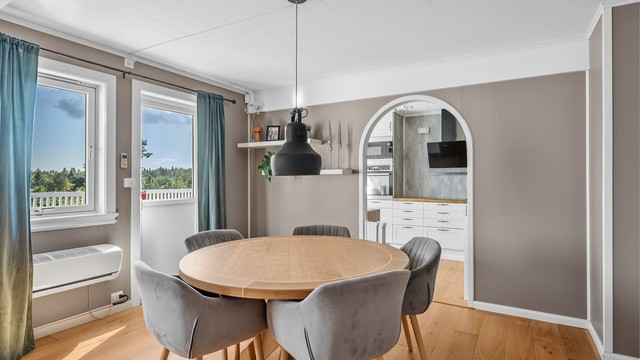Spisestuen har en åpen og sosial forbindelse til kjøkkenet.