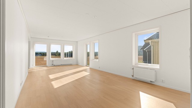 Store vindusflater i stuen sørger for rikelig med lysinnslipp.