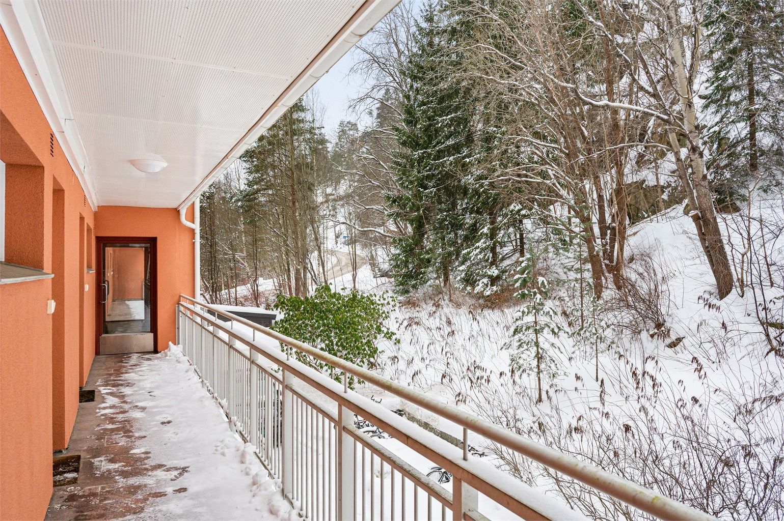 Leiligheten ligger i bygningens 2. etasje med praktisk adkomst via svalgang.