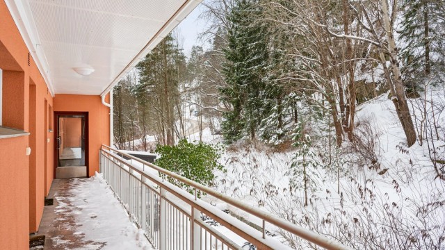 Leiligheten ligger i bygningens 2. etasje med praktisk adkomst via svalgang.