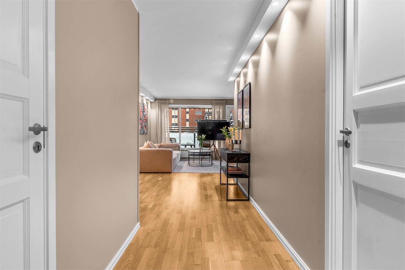 Fra entreen kommer man videre inn til stuen