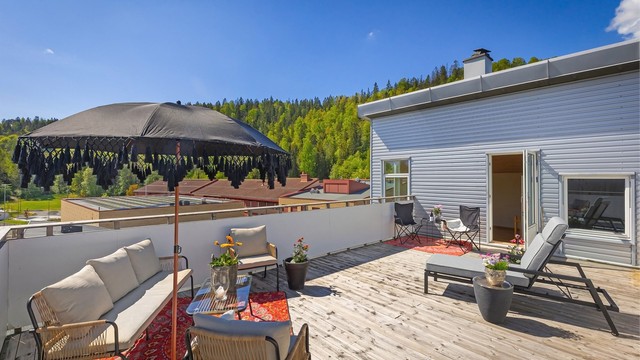 Terrassen er et flott tilskudd til leiligheten hvor late dager kan nytes