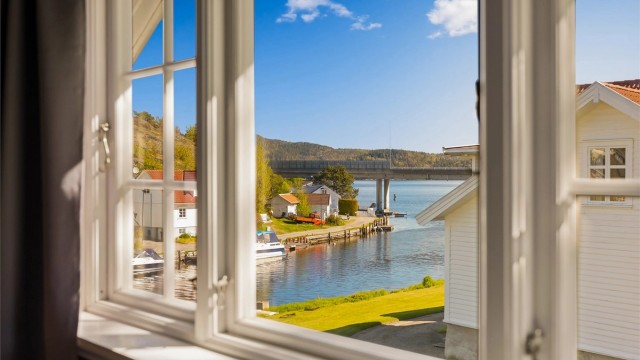 Fra vinduene kan man se båtene som kjører forbi på elven.