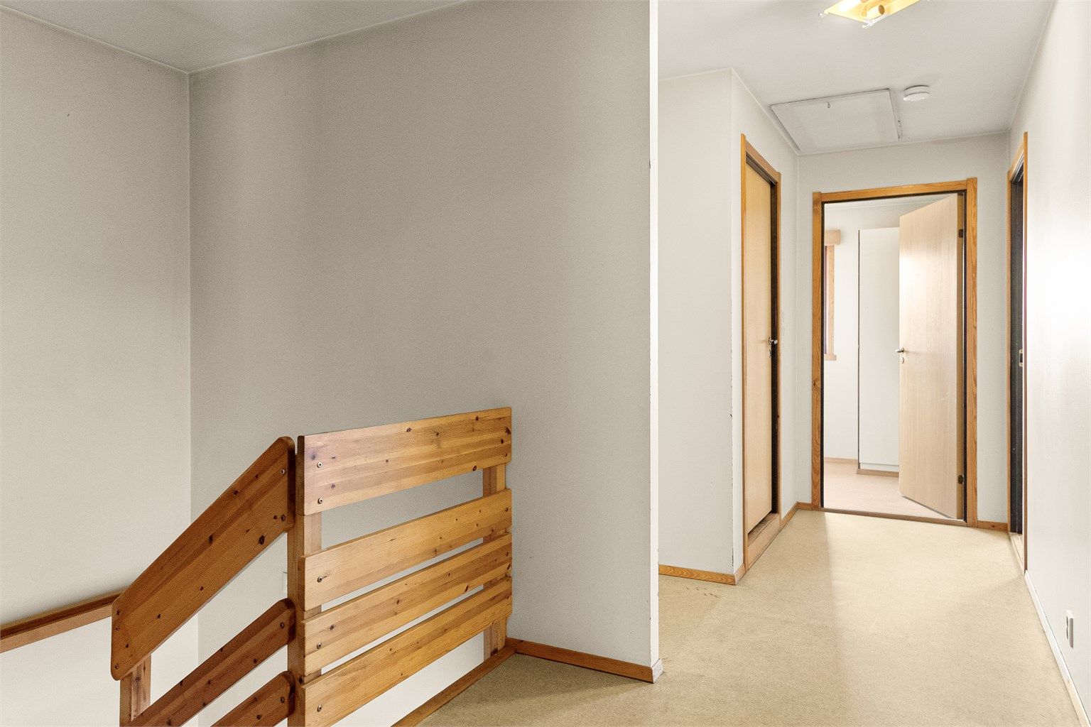 - Tar man turen opp trappen finner man soverommene, bad, toalettrom og vaskerom -