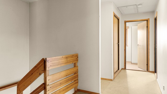 - Tar man turen opp trappen finner man soverommene, bad, toalettrom og vaskerom -