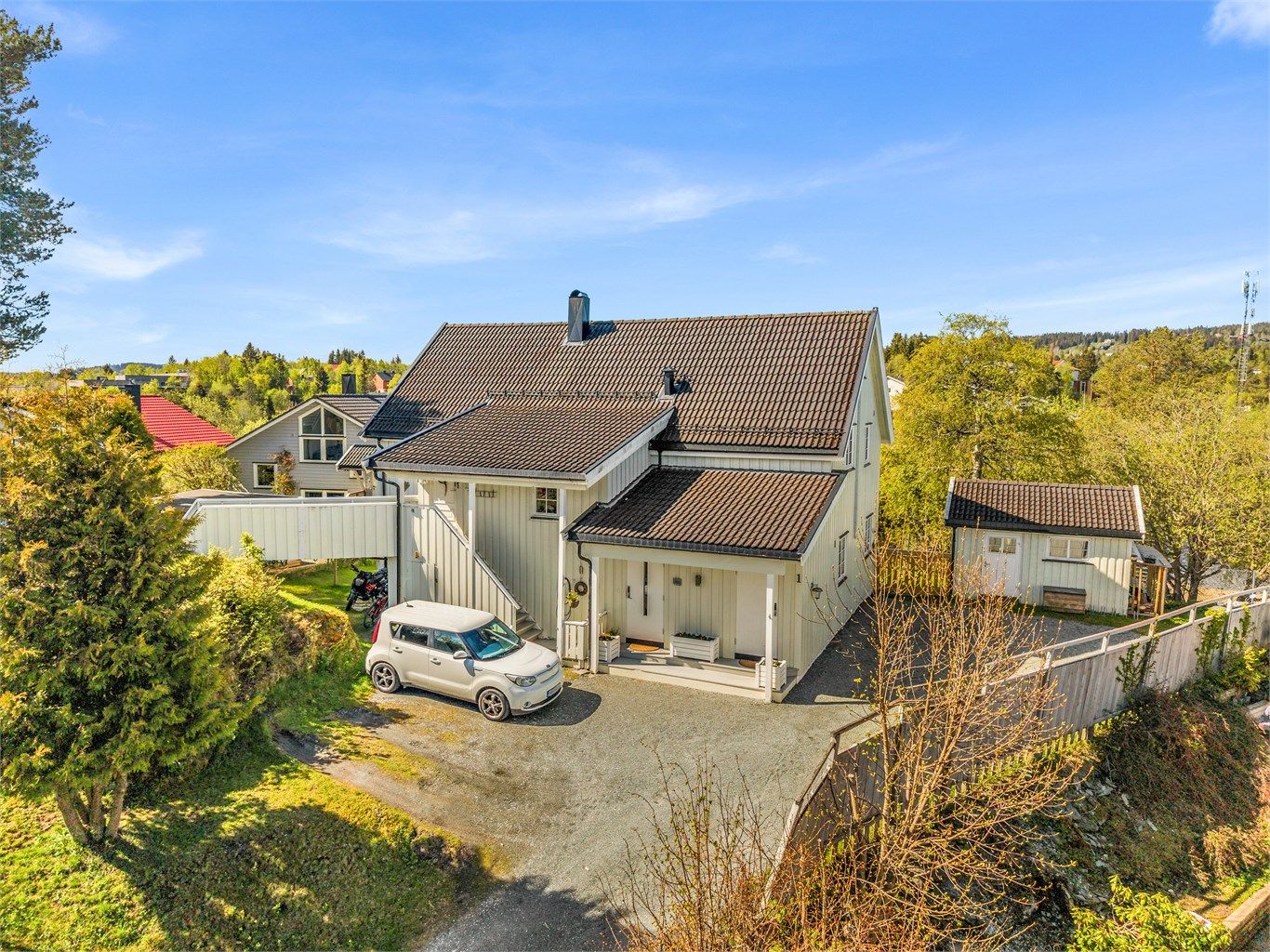 Boligen har en attraktiv og skjermet beliggenhet i et veletablert og rolig boligområde på Kyvannet/Byåsen, med umiddelbar nærhet til både Kyvannet og Bymarka. 