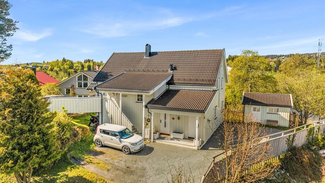 Boligen har en attraktiv og skjermet beliggenhet i et veletablert og rolig boligområde på Kyvannet/Byåsen, med umiddelbar nærhet til både Kyvannet og Bymarka.