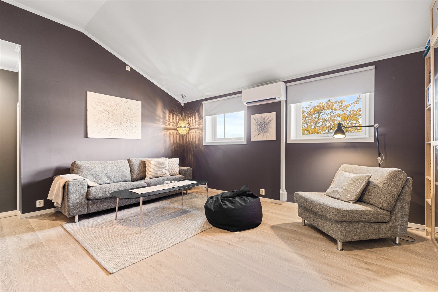 Loftstuen i andre etasje har god plass til sofagruppe og sittekrok.