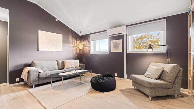 Loftstuen i andre etasje har god plass til sofagruppe og sittekrok.