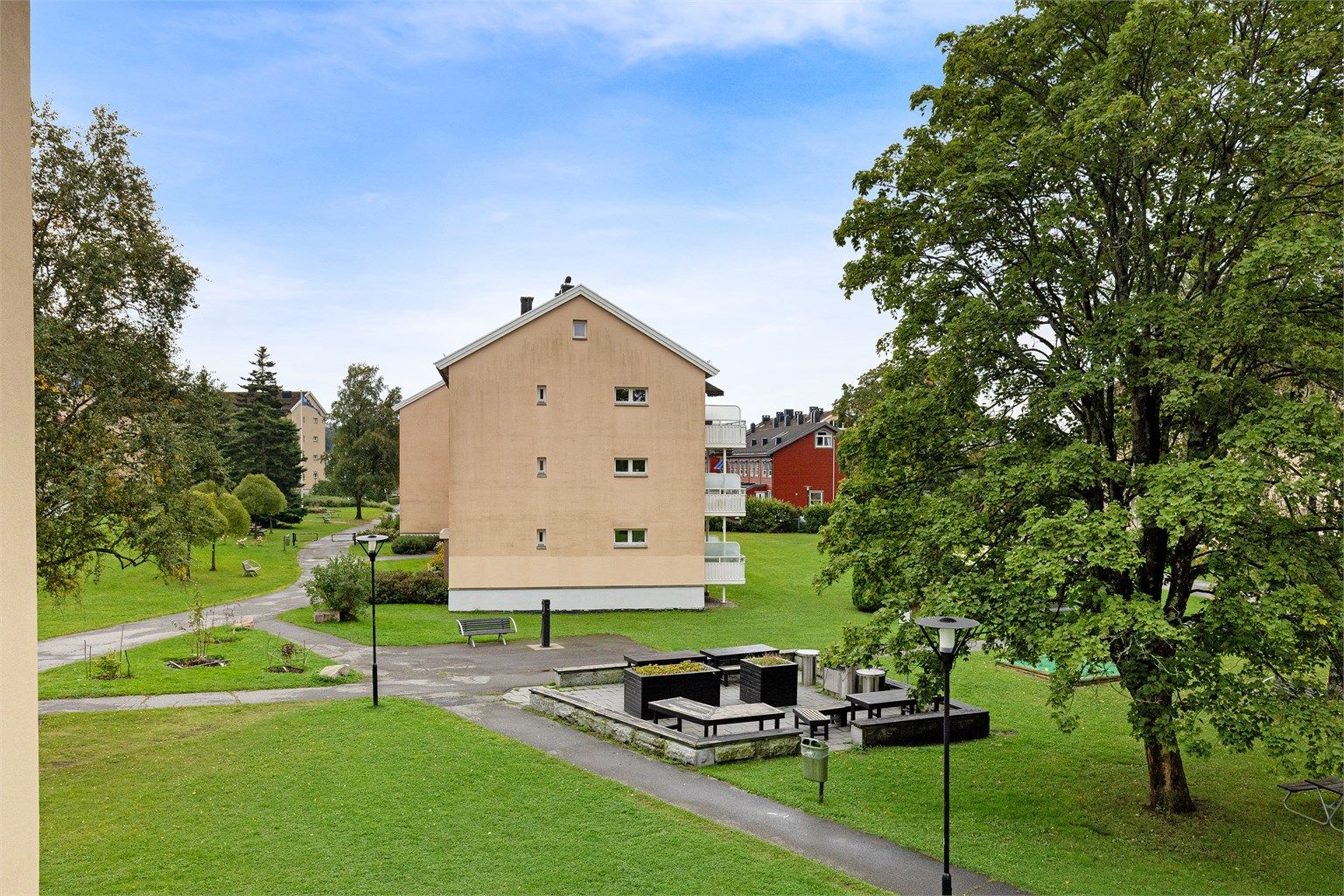 Det er god plass og mye luft mellom bebyggelsen i borettslaget, fellesområdene er bilfrie