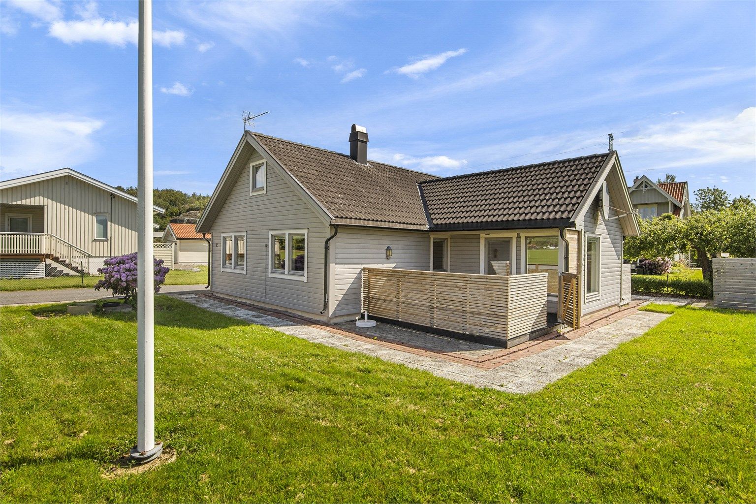 Praktisk enebolig med alt på én flate, beliggende på en flat og solrik tomt.
Foto: [Fotograf eller fotofirma]
