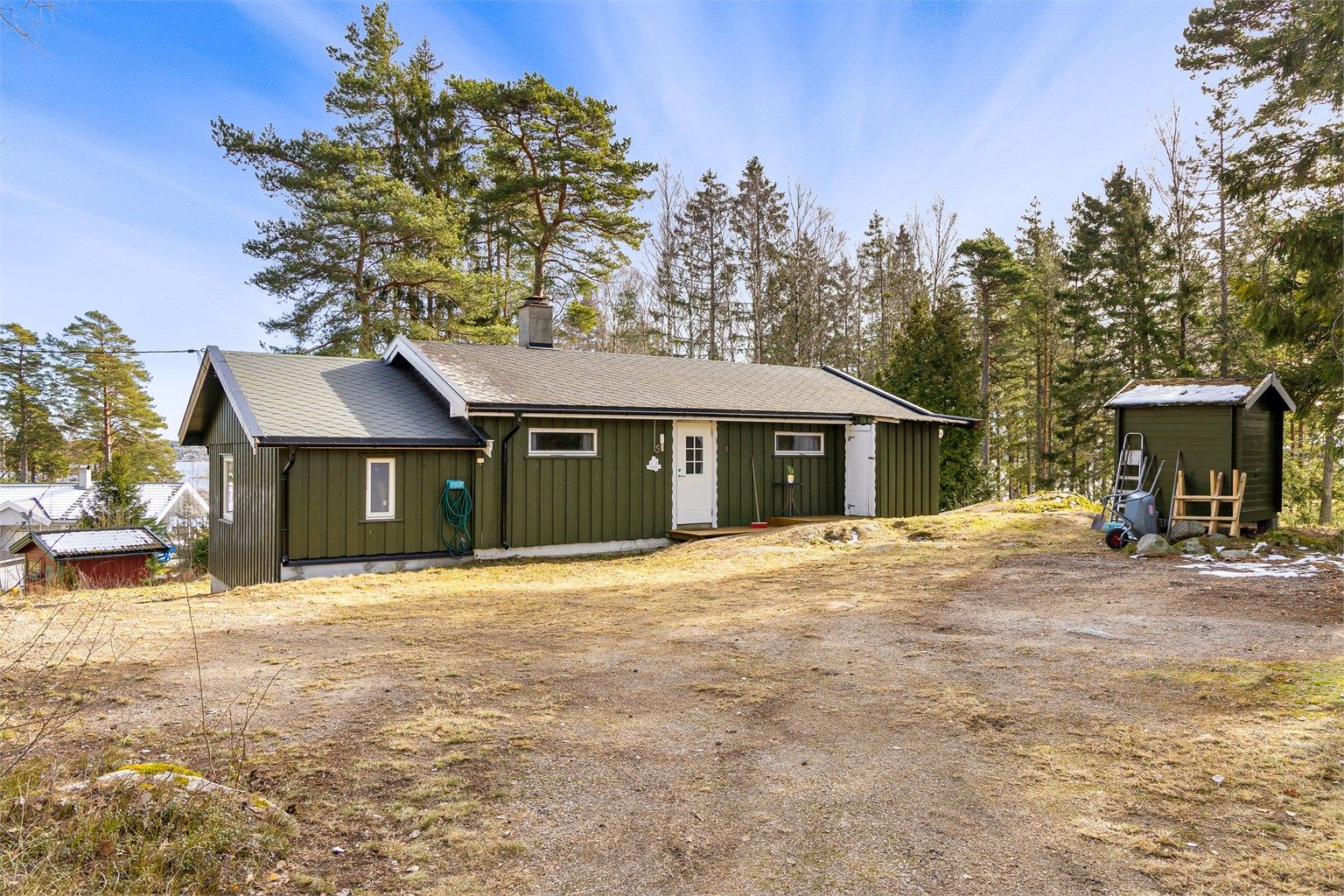 På tomten er det mange biloppstillingsmuligheter, adkomst skjer via privat vei som vedlikeholdes i regi av Ilebukta vel.