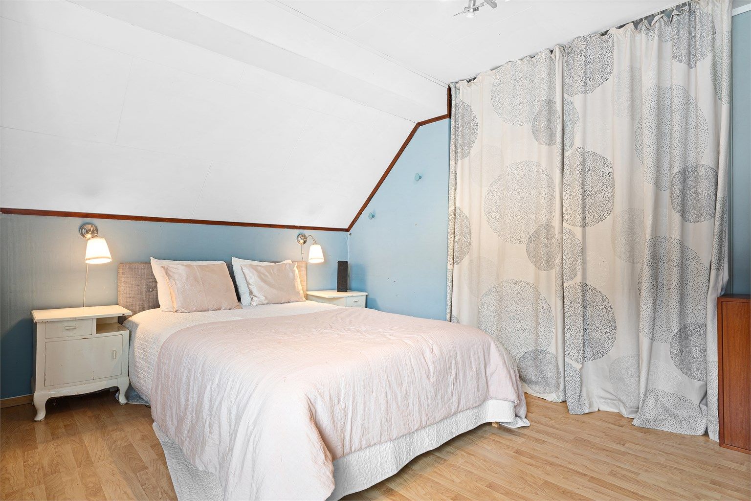 God plass til stor dobbeltseng, garderobe, skrivepult/sofagruppe?