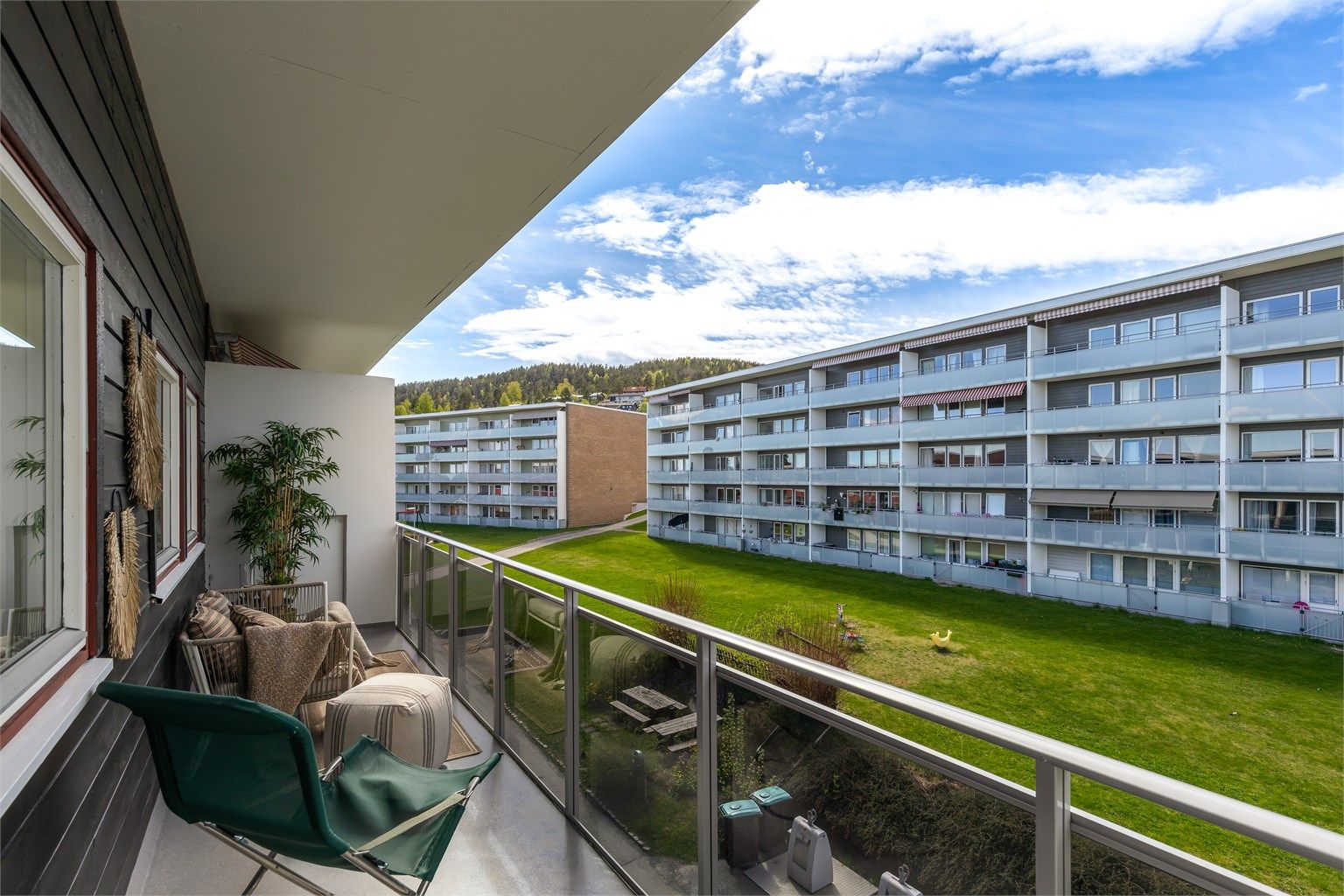 Balkongen med utgang fra kjøkkenet.