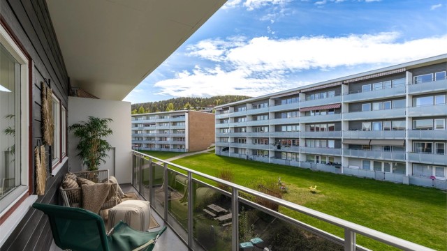 Balkongen med utgang fra kjøkkenet.