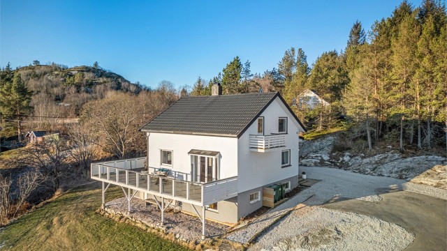 Her bor du i rolige og naturskjønne omgivelser med umiddelbar nærhet til havet og alt den vakre kystnaturen har å by på, samtidig som eiendommen ligger ca. 2 timers kjøretur fra Trondheim sentrum.
