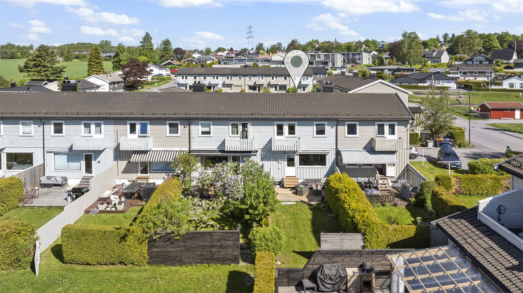 Jupiters vei 6 B har en attraktiv og familievennlig beliggenhet på populære Mosserød i Sandefjord, et etablert boligområde kjent for rolige omgivelser og gode oppvekstsvilkår.
