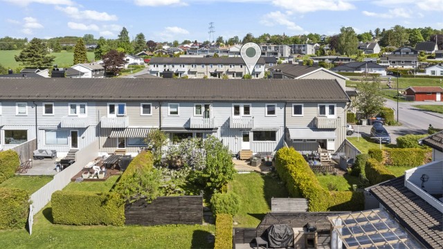 Jupiters vei 6 B har en attraktiv og familievennlig beliggenhet på populære Mosserød i Sandefjord, et etablert boligområde kjent for rolige omgivelser og gode oppvekstsvilkår.