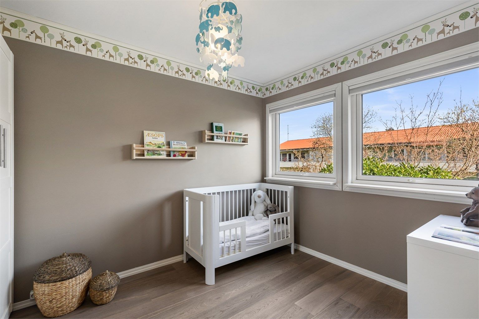 Soverommene har store vinduer som slipper inn rikelig med naturlig sollys. 