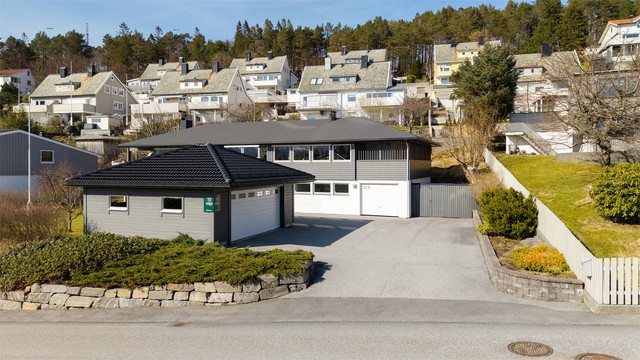 Dronebilde tatt fra syd som viser adkomst fra Fjelltunvegen 71