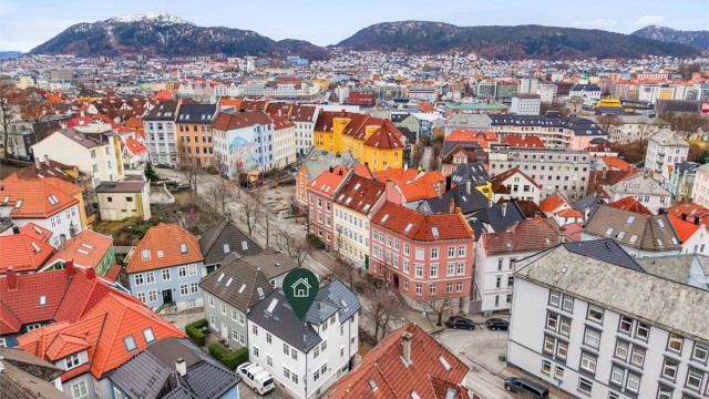 Fra leiligheten er det gangavstand til det meste av Bergen sentrum, og spaserturen går gjennom idylliske smau og historiske gater