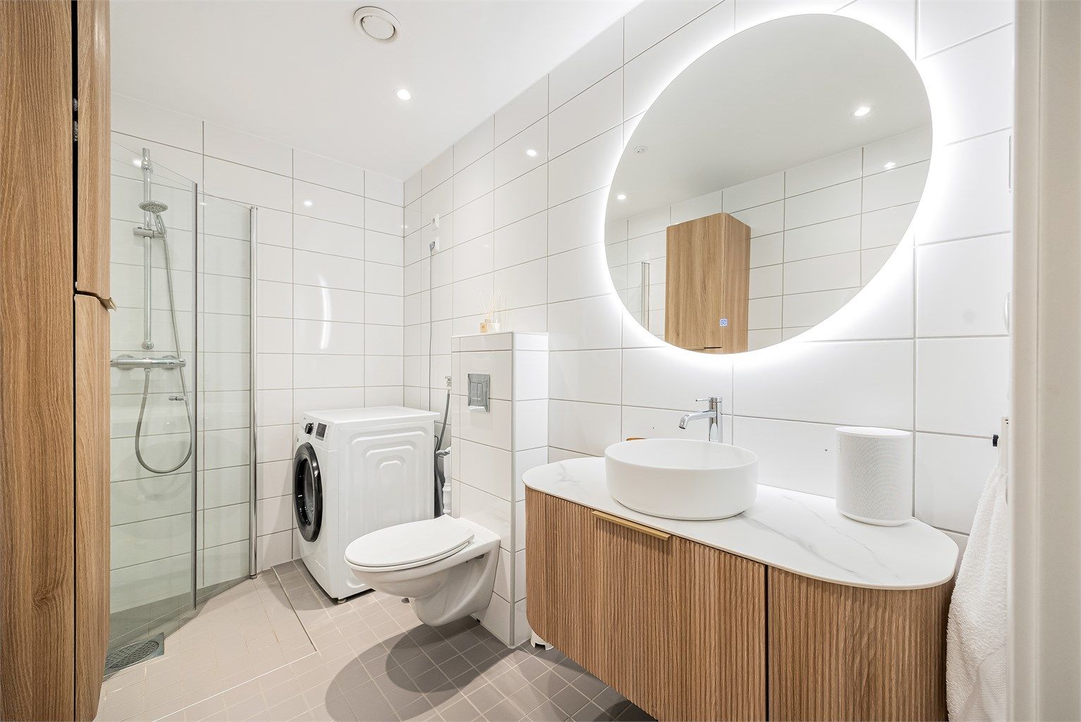 Badet er oppgradert i 2024 med ny servant, nytt speil m/lys og oppbevaringsskap