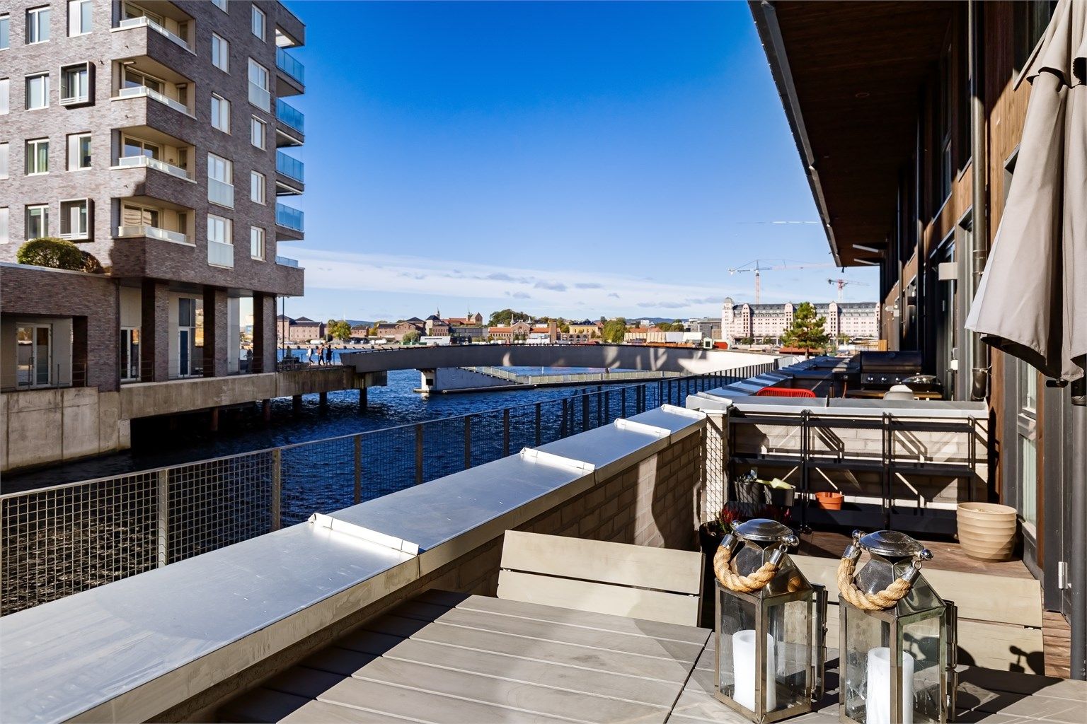 Her kan du gå fra egen terrasse og rett ut i sjøen for et morgenbad. Helt unik nærhet til sjøen som du ikke finner høyere opp i etasjene.