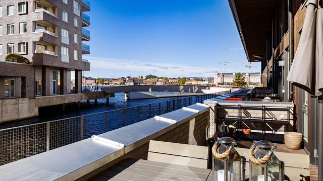 Her kan du gå fra egen terrasse og rett ut i sjøen for et morgenbad. Helt unik nærhet til sjøen som du ikke finner høyere opp i etasjene.