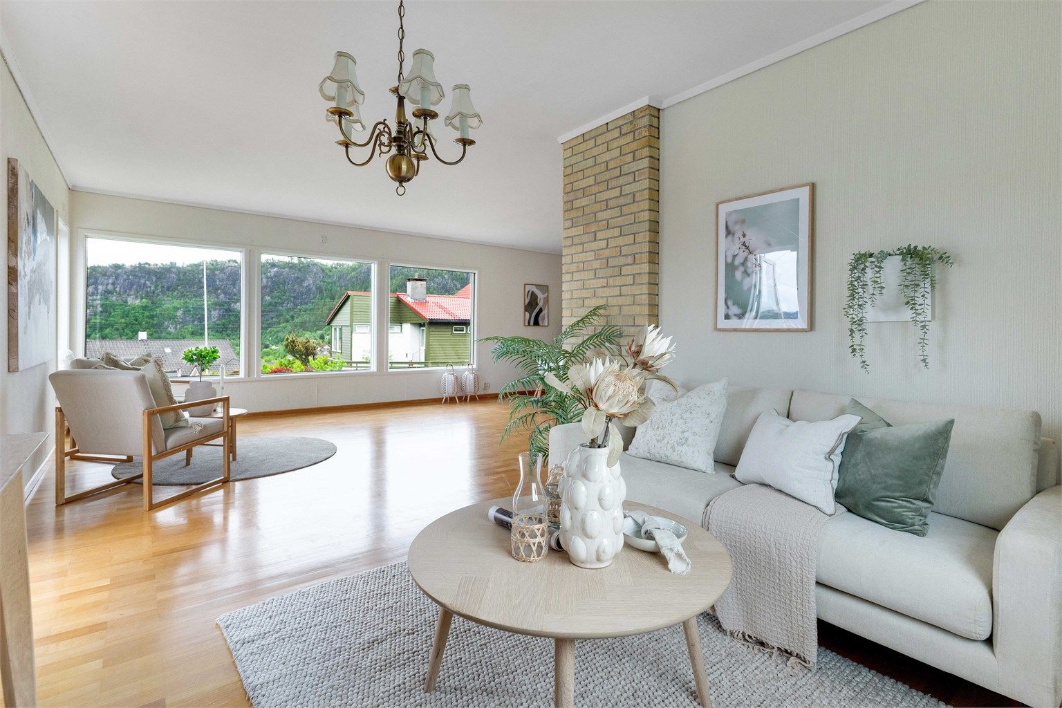 Rommet byr på flere naturlige møbleringssoner og en svært god romfølelse
